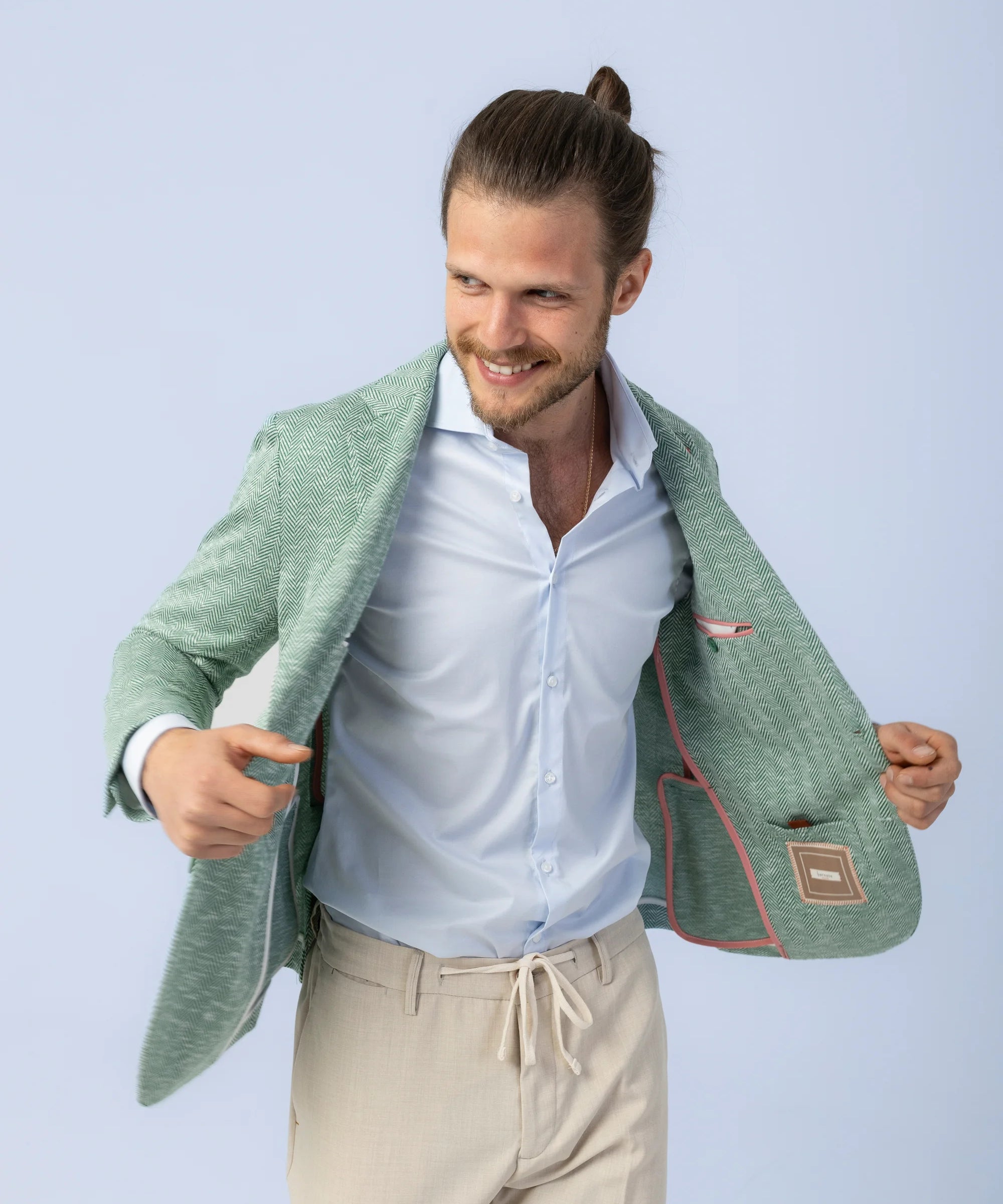 Sacou Bernese Verde cu model HerringBone, sacou elegant, sacou verede, sacou cu model, sacou verde cu model, sacou mire, sacou office, sacou birou, sacou eveniment, sacou botez, sacou nunta, costume barbat, costume cluj, costume targu mures, pantaloni costum, costum lejer, bernese milano, men’s club