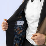 Sacou Ceremonie Camel, sacou elegant, sacou camel, sacou galben, sacou office, sacou birou, sacou eveniment, sacou botez, sacou nunta, costume barbat, costume cluj, costume targu mures, pantaloni costum, costum lejer, bernese milano, men’s club