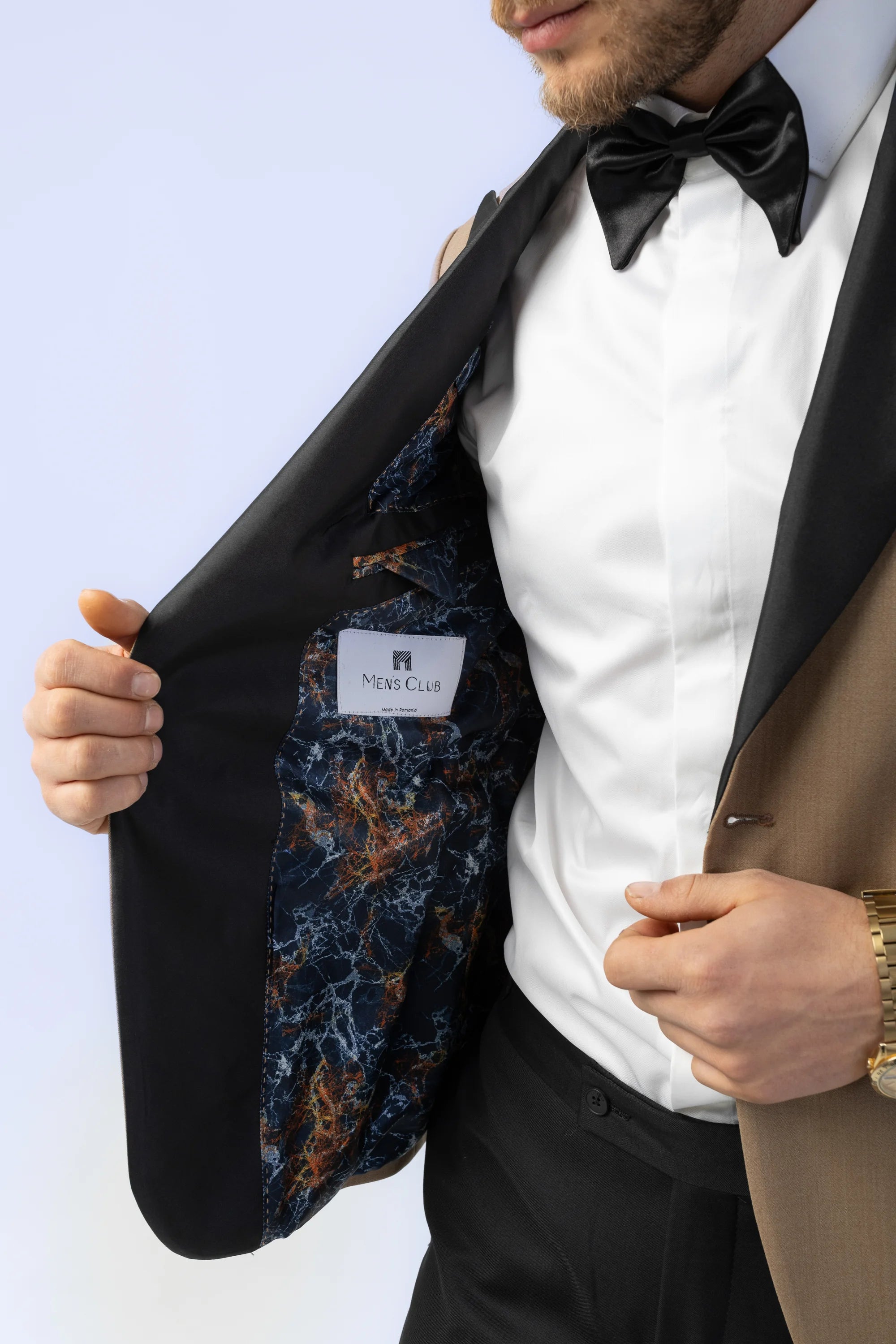 Sacou Ceremonie Camel, sacou elegant, sacou camel, sacou galben, sacou office, sacou birou, sacou eveniment, sacou botez, sacou nunta, costume barbat, costume cluj, costume targu mures, pantaloni costum, costum lejer, bernese milano, men’s club