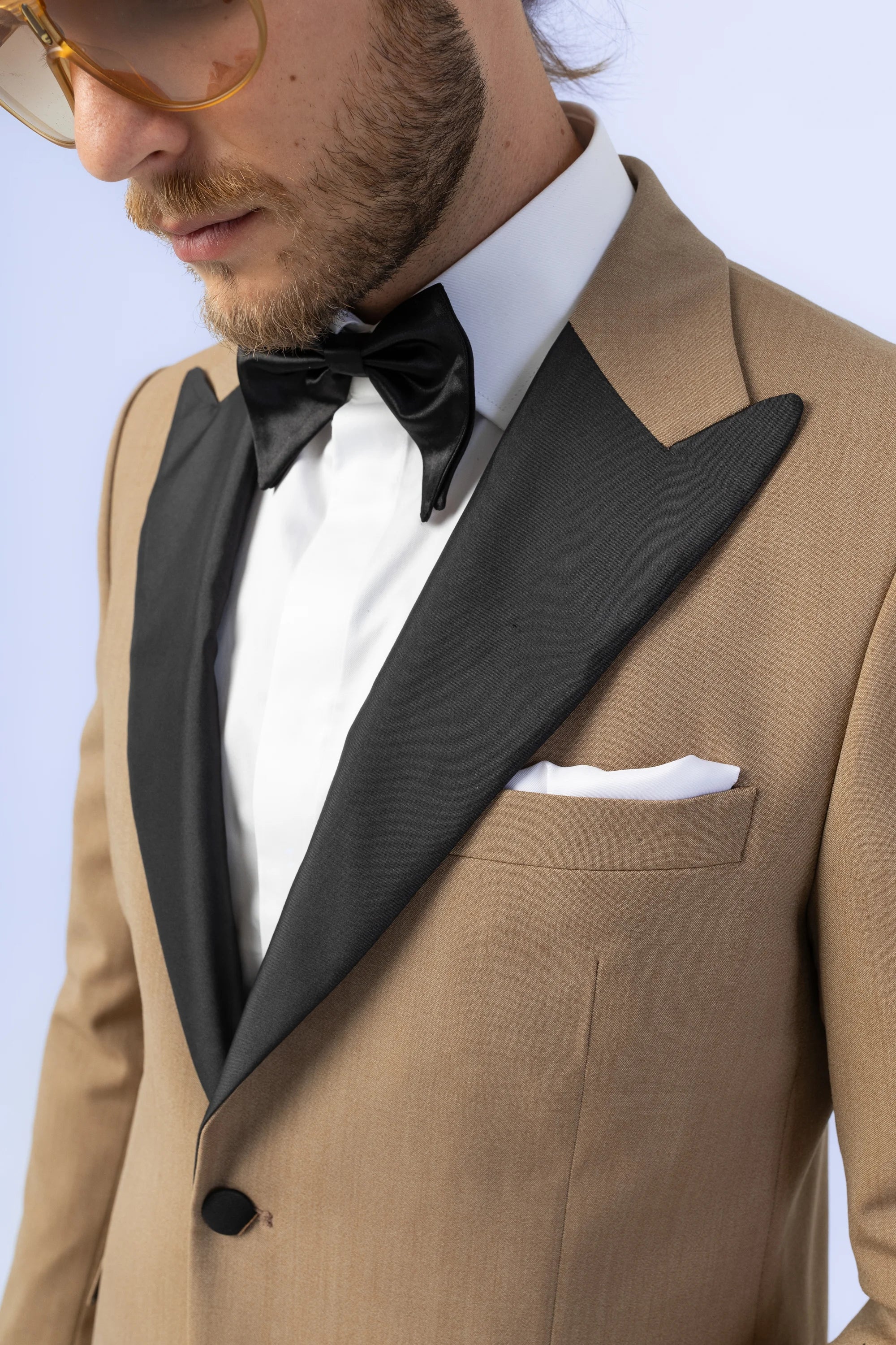 Sacou Ceremonie Camel, sacou elegant, sacou camel, sacou galben, sacou office, sacou birou, sacou eveniment, sacou botez, sacou nunta, costume barbat, costume cluj, costume targu mures, pantaloni costum, costum lejer, bernese milano, men’s club