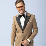 Sacou Ceremonie Camel, sacou elegant, sacou camel, sacou galben, sacou office, sacou birou, sacou eveniment, sacou botez, sacou nunta, costume barbat, costume cluj, costume targu mures, pantaloni costum, costum lejer, bernese milano, men’s club