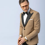 Sacou Ceremonie Camel, sacou elegant, sacou camel, sacou galben, sacou office, sacou birou, sacou eveniment, sacou botez, sacou nunta, costume barbat, costume cluj, costume targu mures, pantaloni costum, costum lejer, bernese milano, men’s club