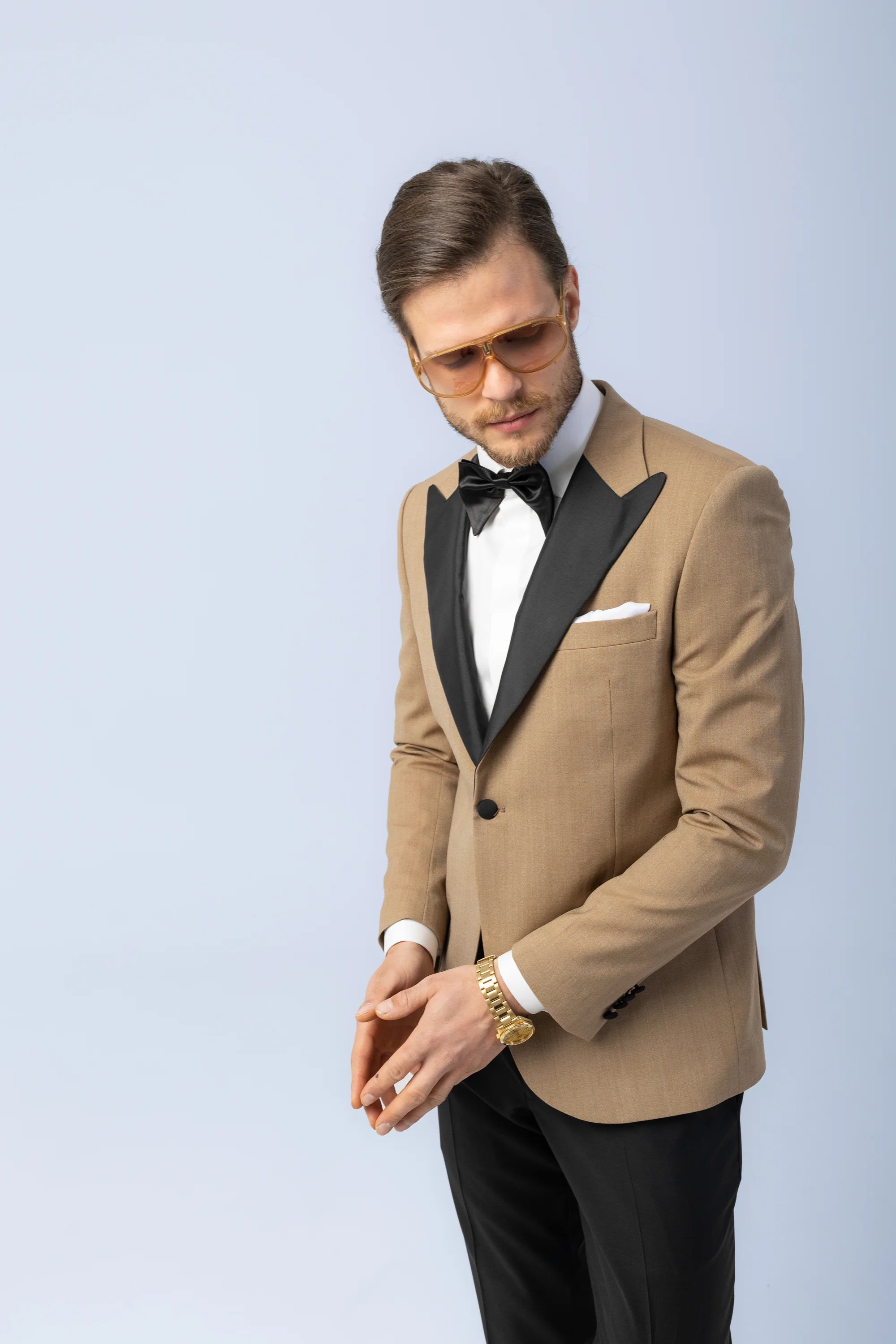 Sacou Ceremonie Camel, sacou elegant, sacou camel, sacou galben, sacou office, sacou birou, sacou eveniment, sacou botez, sacou nunta, costume barbat, costume cluj, costume targu mures, pantaloni costum, costum lejer, bernese milano, men’s club