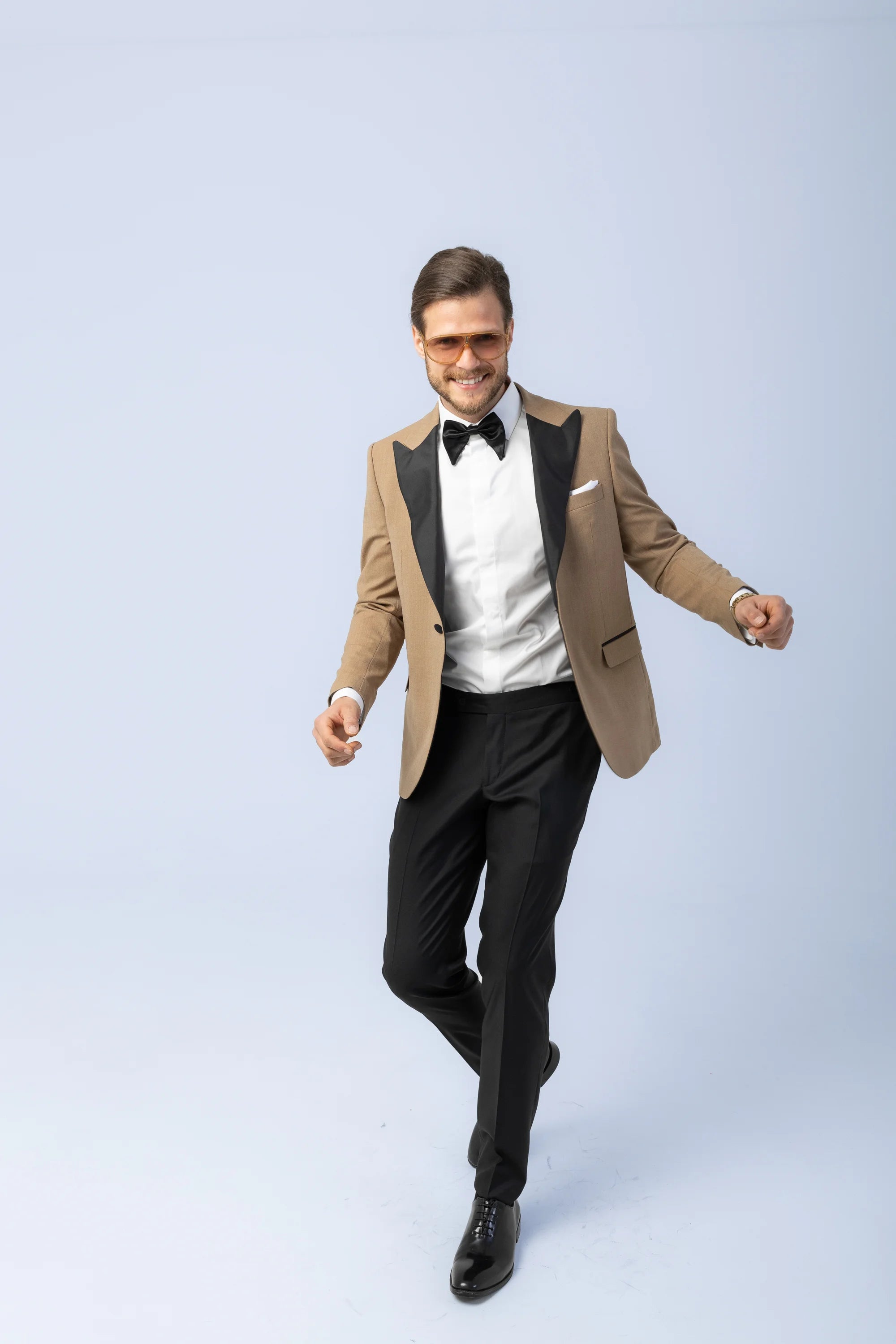 Sacou Ceremonie Camel, sacou elegant, sacou camel, sacou galben, sacou office, sacou birou, sacou eveniment, sacou botez, sacou nunta, costume barbat, costume cluj, costume targu mures, pantaloni costum, costum lejer, bernese milano, men’s club