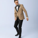 Sacou Ceremonie Camel, sacou elegant, sacou camel, sacou galben, sacou office, sacou birou, sacou eveniment, sacou botez, sacou nunta, costume barbat, costume cluj, costume targu mures, pantaloni costum, costum lejer, bernese milano, men’s club