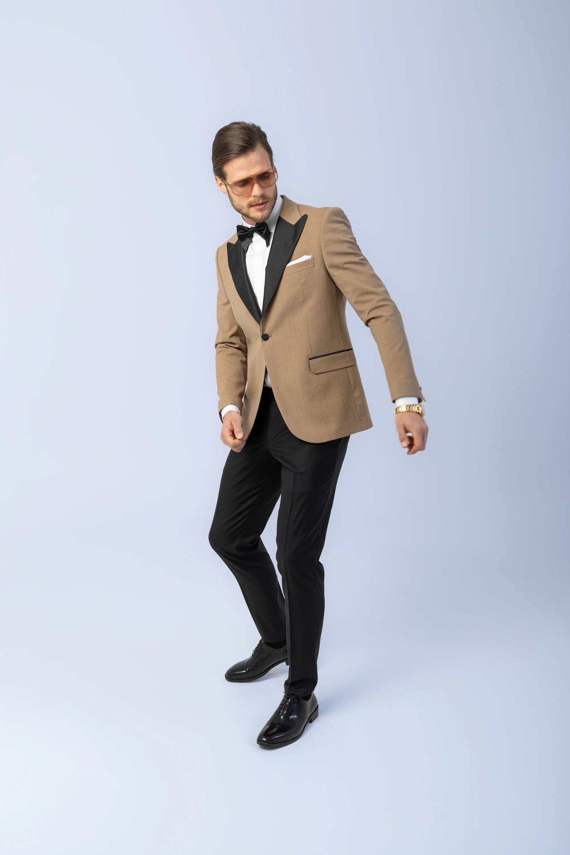 Sacou Ceremonie Camel, sacou elegant, sacou camel, sacou galben, sacou office, sacou birou, sacou eveniment, sacou botez, sacou nunta, costume barbat, costume cluj, costume targu mures, pantaloni costum, costum lejer, bernese milano, men’s club