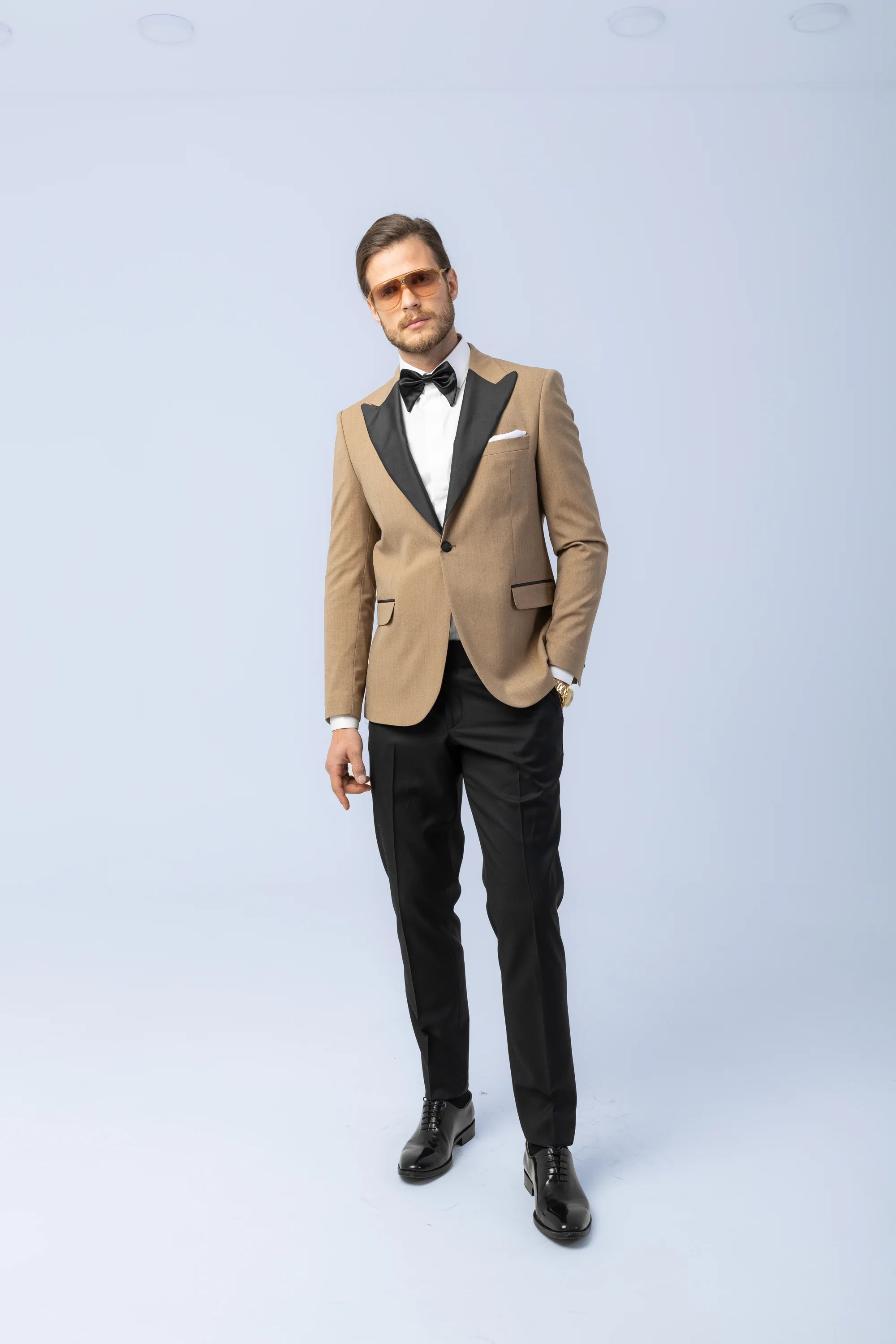 Sacou Ceremonie Camel, sacou elegant, sacou camel, sacou galben, sacou office, sacou birou, sacou eveniment, sacou botez, sacou nunta, costume barbat, costume cluj, costume targu mures, pantaloni costum, costum lejer, bernese milano, men’s club