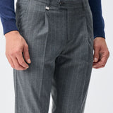 Pantaloni cu pliuri din mix de lână - gri cu dungi