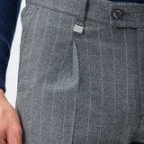 Pantaloni cu pliuri din mix de lână - gri cu dungi