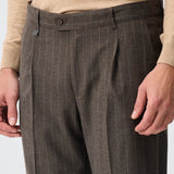 Pantaloni cu pliuri din mix de lână - maro cu dungi