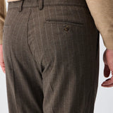Pantaloni cu pliuri din mix de lână - maro cu dungi