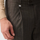 Pantaloni cu pliuri din mix de lână - maro cu dungi