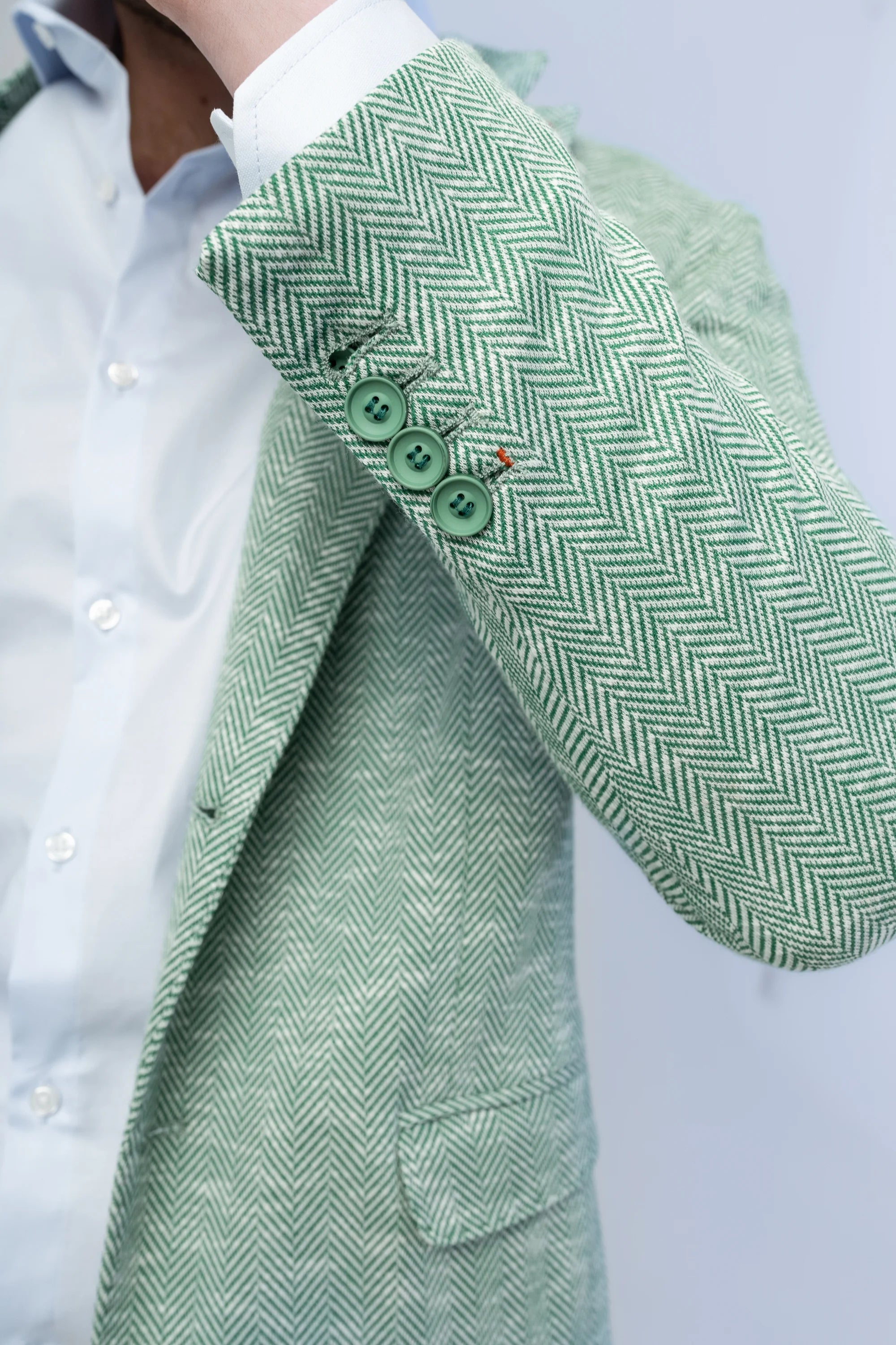 Sacou Bernese Verde cu model HerringBone, sacou elegant, sacou verede, sacou cu model, sacou verde cu model, sacou mire, sacou office, sacou birou, sacou eveniment, sacou botez, sacou nunta, costume barbat, costume cluj, costume targu mures, pantaloni costum, costum lejer, bernese milano, men’s club