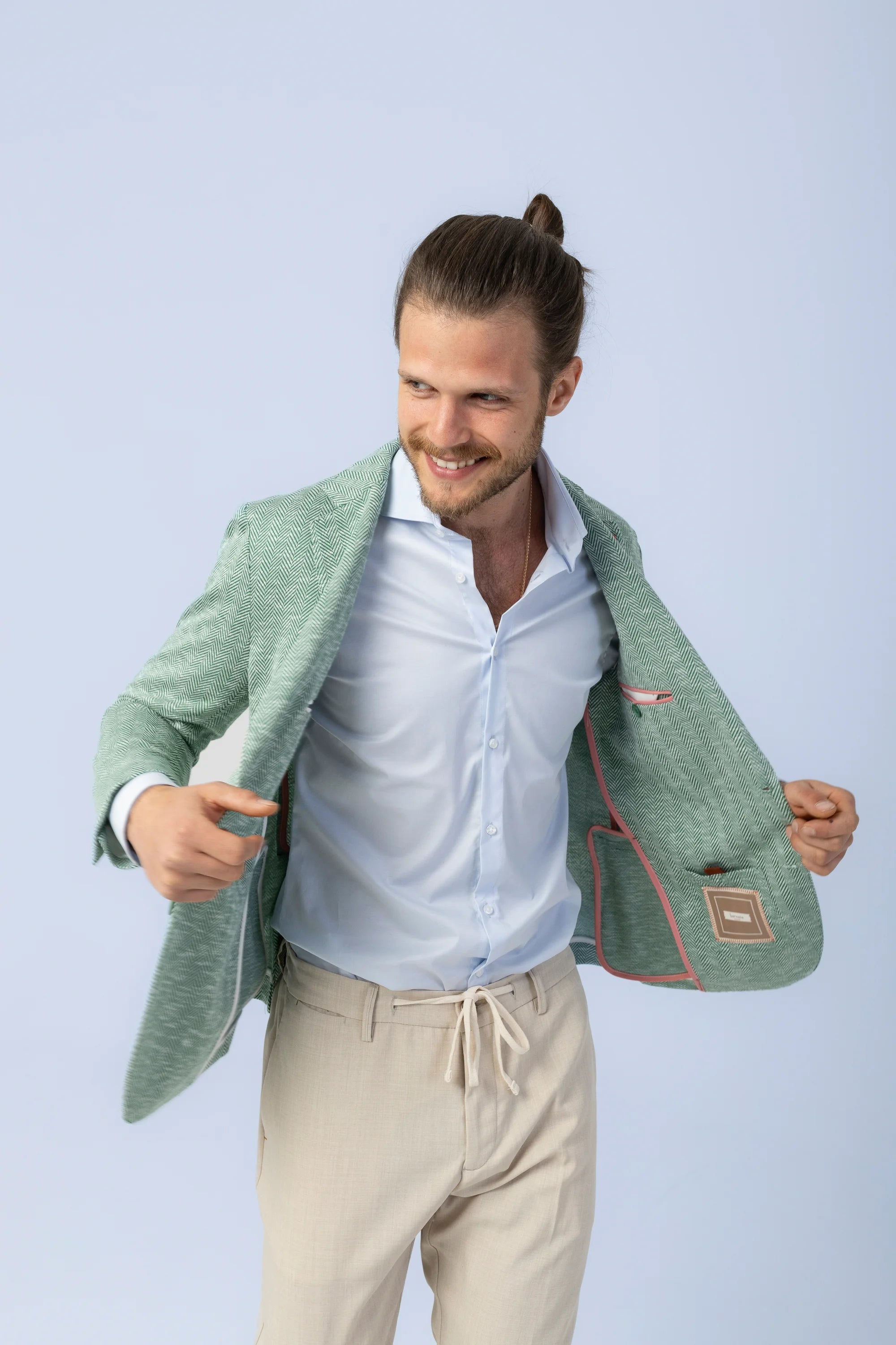 Sacou Bernese Verde cu model HerringBone, sacou elegant, sacou verede, sacou cu model, sacou verde cu model, sacou mire, sacou office, sacou birou, sacou eveniment, sacou botez, sacou nunta, costume barbat, costume cluj, costume targu mures, pantaloni costum, costum lejer, bernese milano, men’s club
