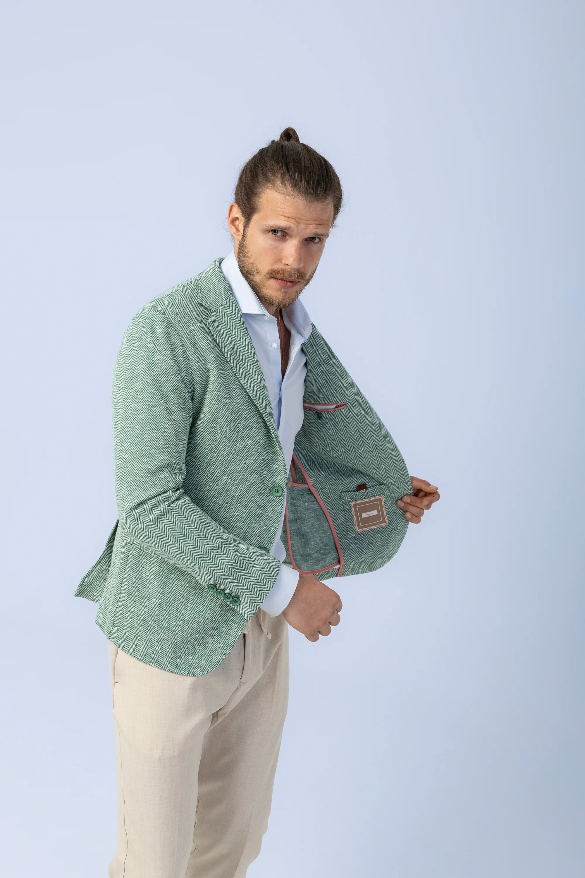 Sacou Bernese Verde cu model HerringBone, sacou elegant, sacou verede, sacou cu model, sacou verde cu model, sacou mire, sacou office, sacou birou, sacou eveniment, sacou botez, sacou nunta, costume barbat, costume cluj, costume targu mures, pantaloni costum, costum lejer, bernese milano, men’s club