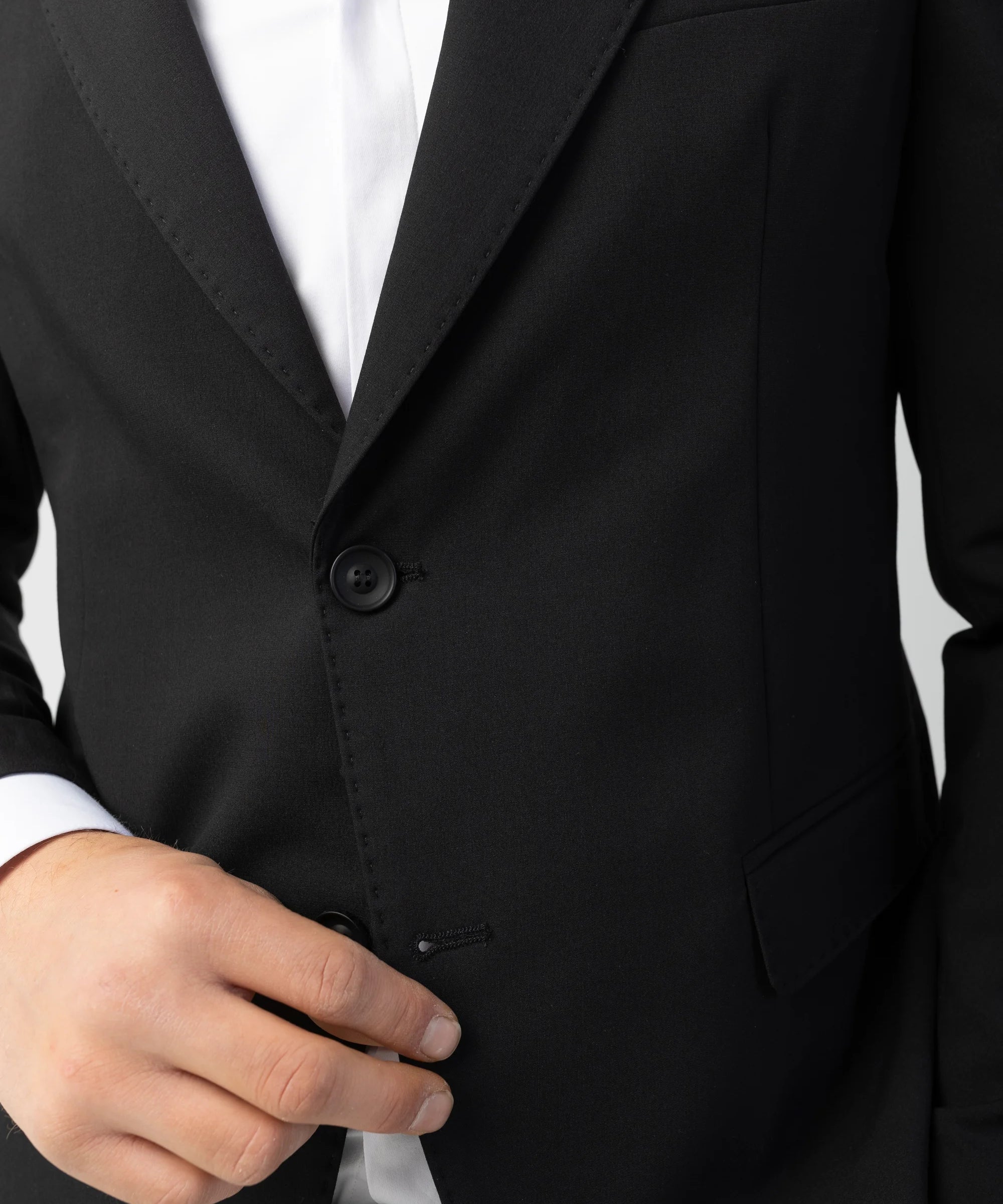 Costum Bernese Negru, costum negru, costum elegant, costum ceremonie oficaila, custom prezidential, costum de botez, costum fancy, costum birou, costum eveniment special, costum nunta, costum ceremonie, costum elegant, costum birou, costume barbat, costume cluj, costume targu mures, pantaloni costum, costum lejer, bernese milano, men’s club
