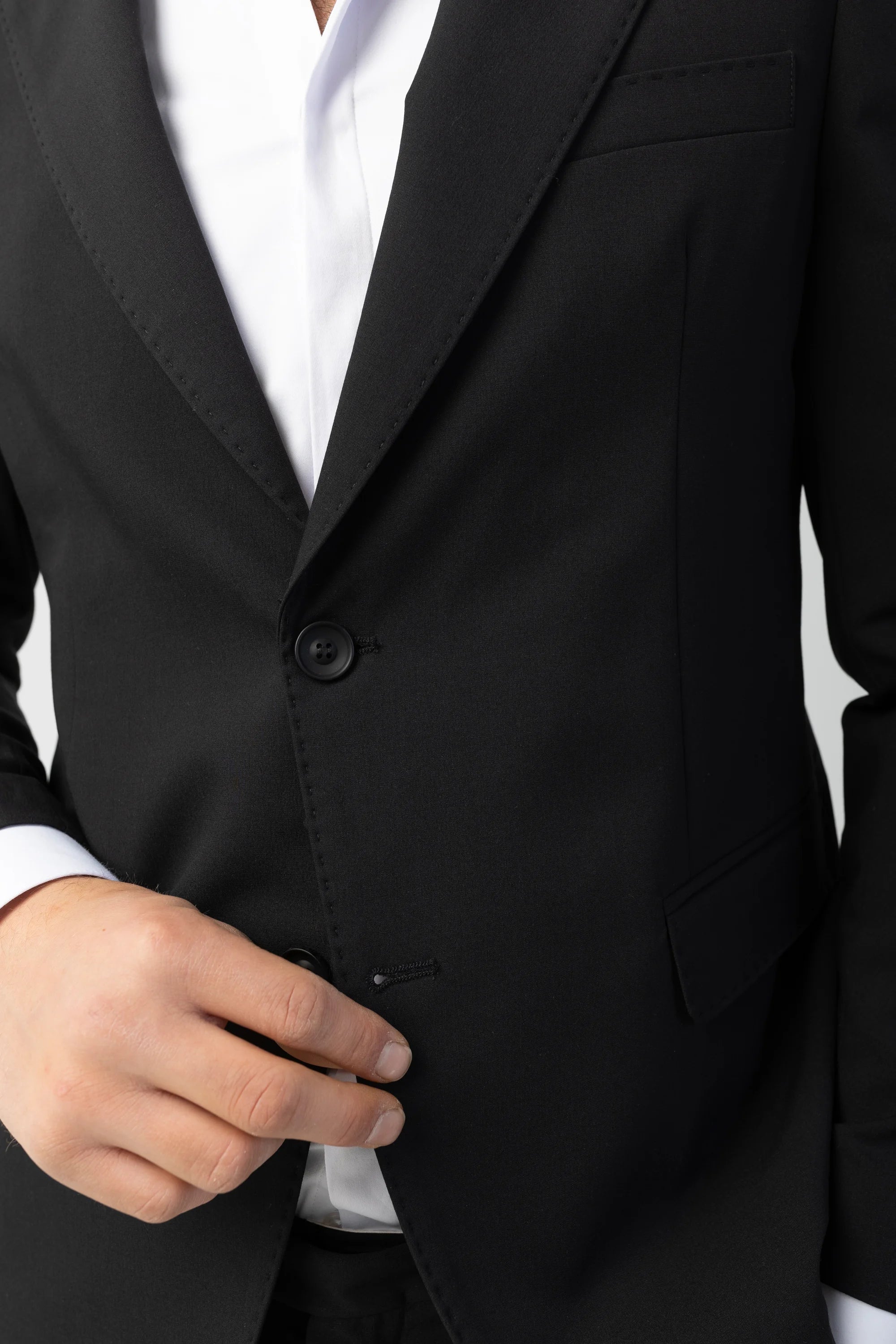 Costum Bernese Negru, costum negru, costum elegant, costum ceremonie oficaila, custom prezidential, costum de botez, costum fancy, costum birou, costum eveniment special, costum nunta, costum ceremonie, costum elegant, costum birou, costume barbat, costume cluj, costume targu mures, pantaloni costum, costum lejer, bernese milano, men’s club