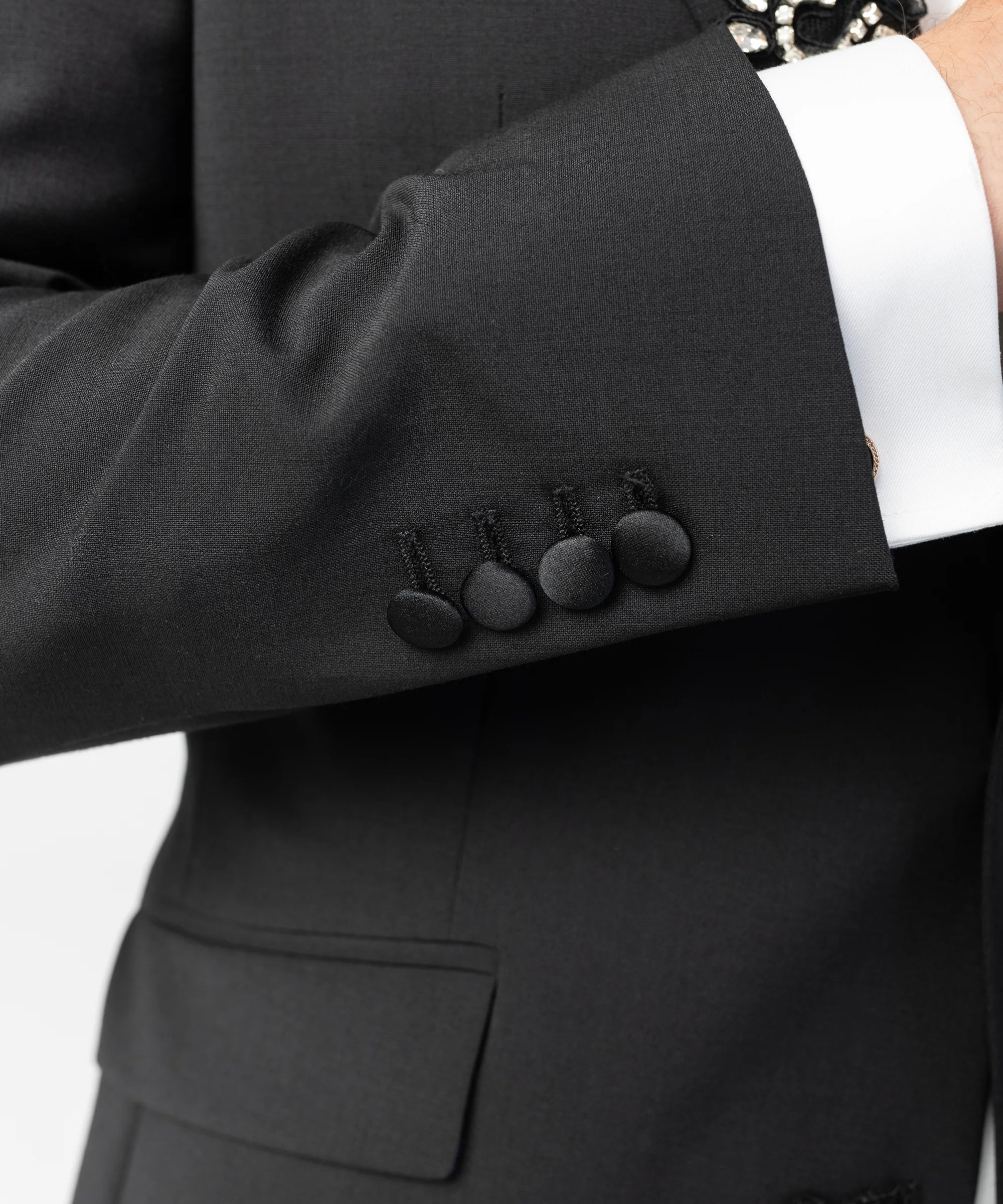 Costum Negru Regal, costum regal, costum negru, costum regal, costum de botez, costum fancy, costum birou, costum eveniment special, costum nunta, costum ceremonie, costum elegant, costum birou, costume barbat, costume cluj, costume targu mures, pantaloni costum, costum lejer, bernese milano, men’s club