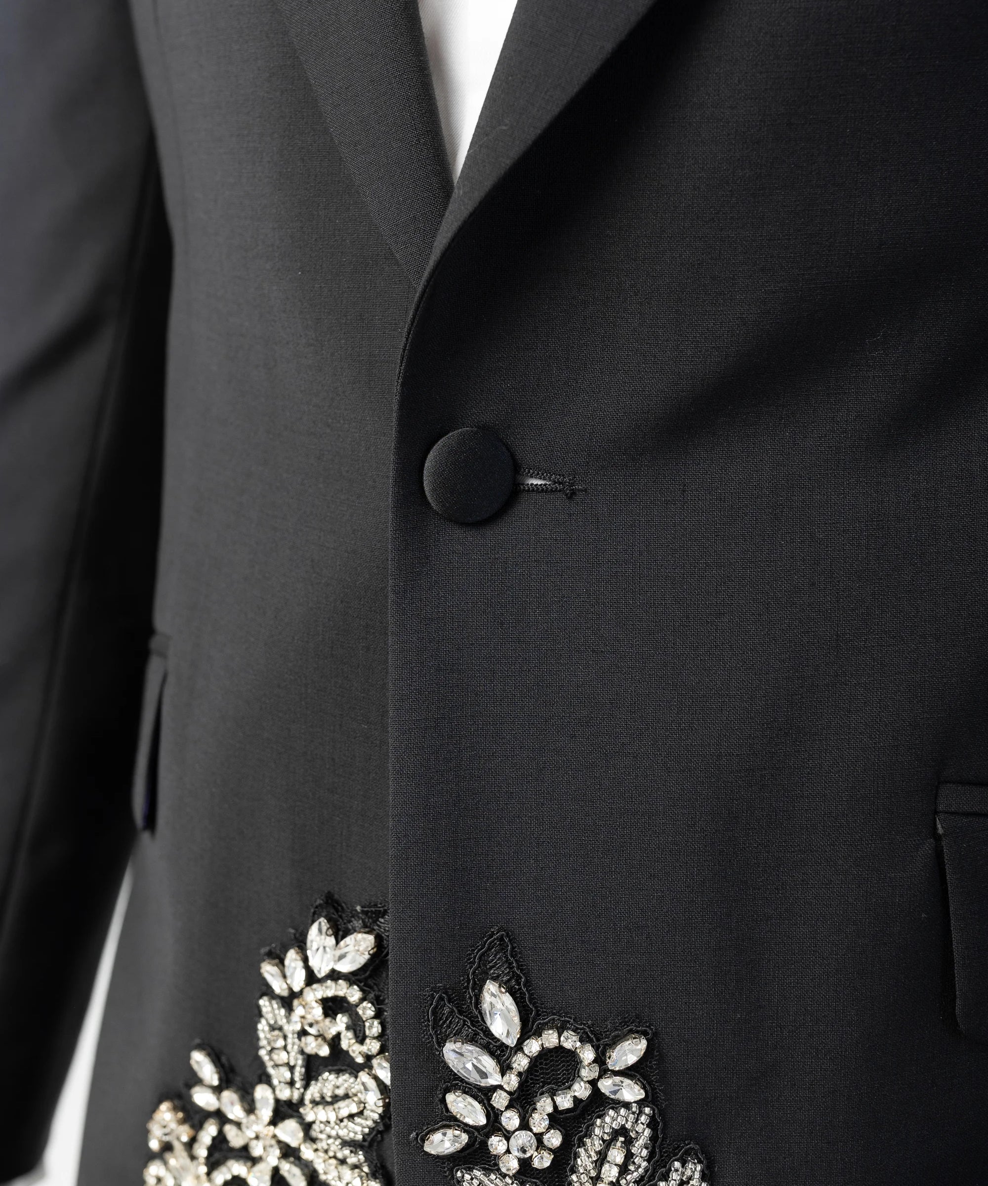 Costum Negru Regal, costum regal, costum negru, costum regal, costum de botez, costum fancy, costum birou, costum eveniment special, costum nunta, costum ceremonie, costum elegant, costum birou, costume barbat, costume cluj, costume targu mures, pantaloni costum, costum lejer, bernese milano, men’s club