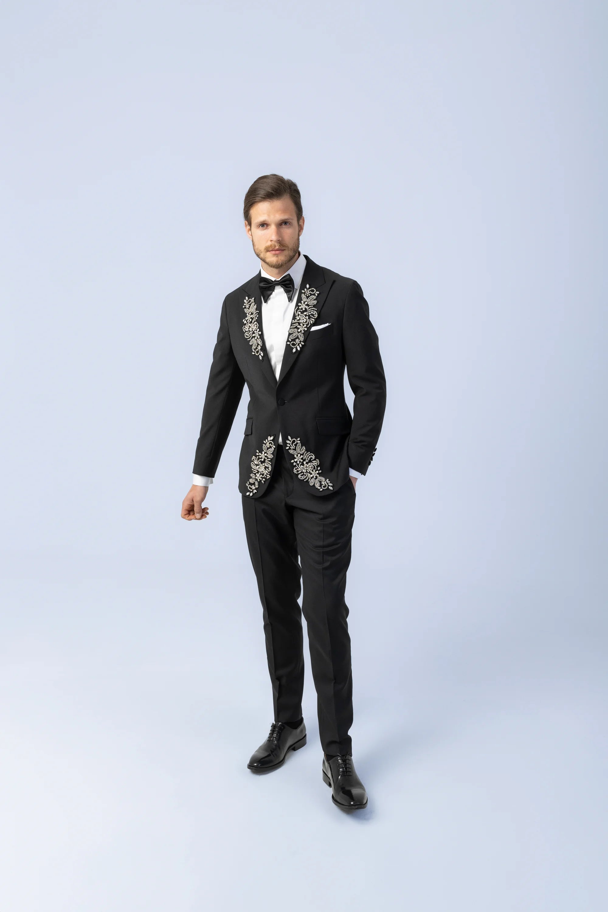 Costum Negru Regal, costum regal, costum negru, costum regal, costum de botez, costum fancy, costum birou, costum eveniment special, costum nunta, costum ceremonie, costum elegant, costum birou, costume barbat, costume cluj, costume targu mures, pantaloni costum, costum lejer, bernese milano, men’s club