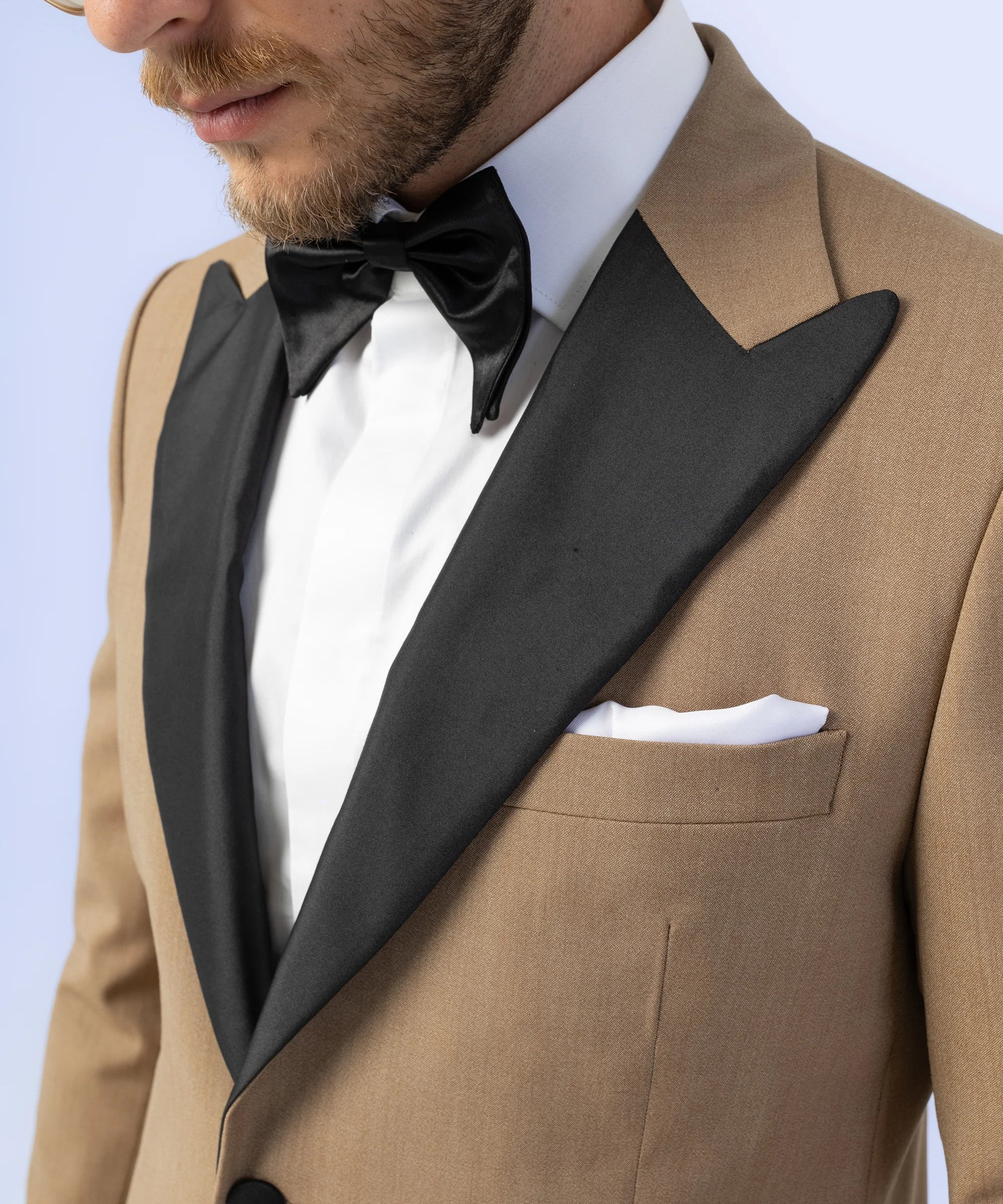 Sacou Ceremonie Camel, sacou elegant, sacou camel, sacou galben, sacou office, sacou birou, sacou eveniment, sacou botez, sacou nunta, costume barbat, costume cluj, costume targu mures, pantaloni costum, costum lejer, bernese milano, men’s club