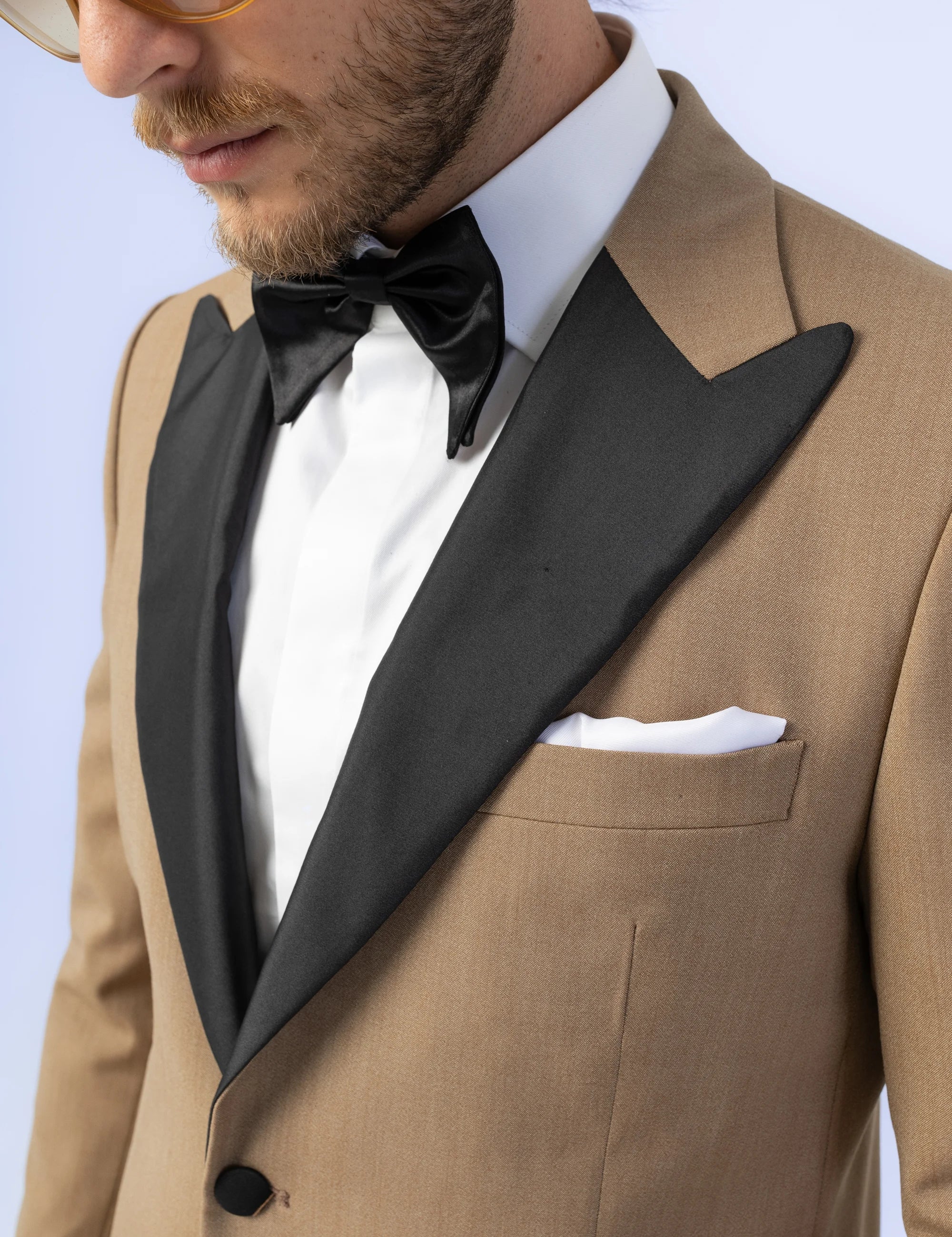 Sacou Ceremonie Camel, sacou elegant, sacou camel, sacou galben, sacou office, sacou birou, sacou eveniment, sacou botez, sacou nunta, costume barbat, costume cluj, costume targu mures, pantaloni costum, costum lejer, bernese milano, men’s club