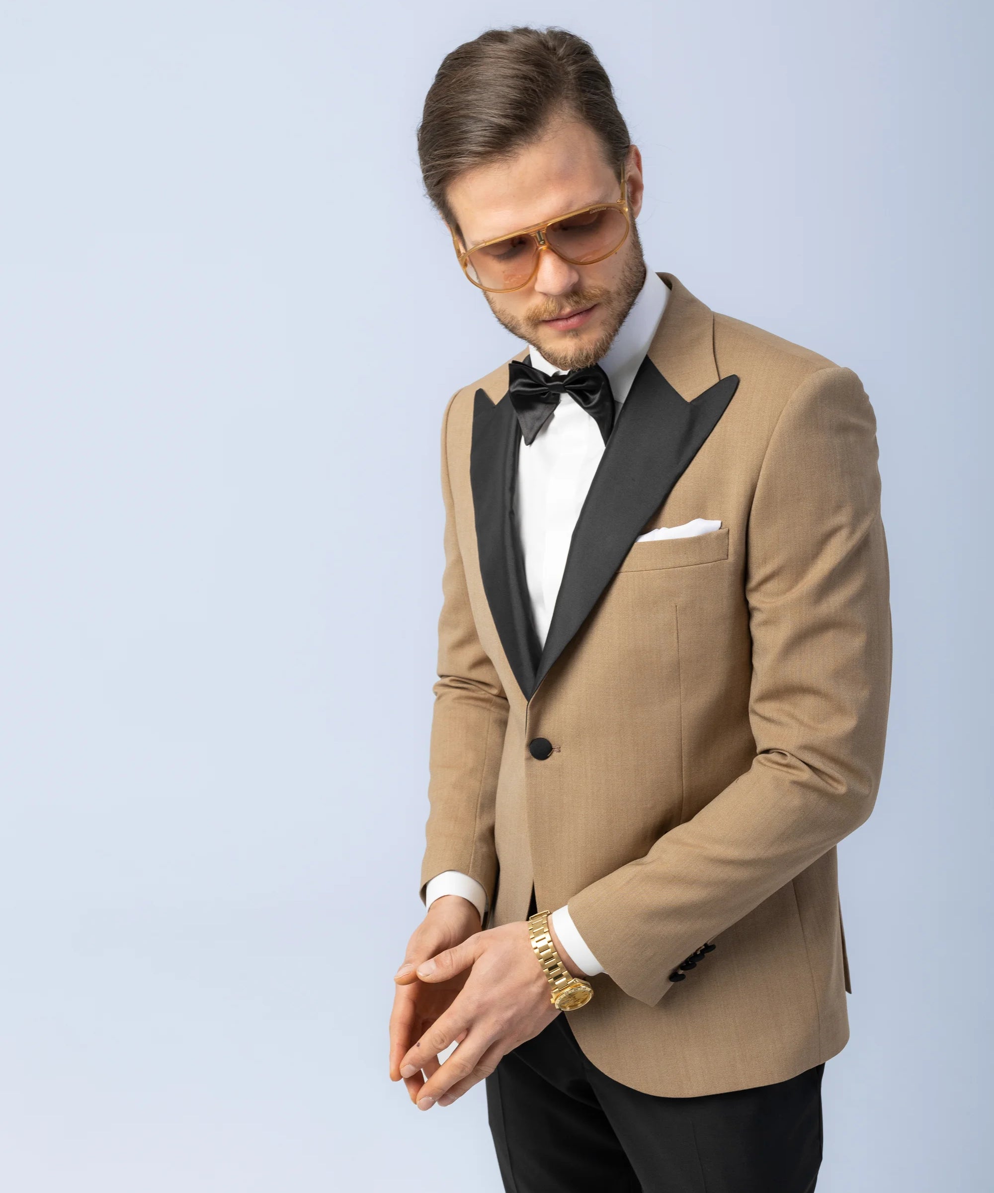 Sacou Ceremonie Camel, sacou elegant, sacou camel, sacou galben, sacou office, sacou birou, sacou eveniment, sacou botez, sacou nunta, costume barbat, costume cluj, costume targu mures, pantaloni costum, costum lejer, bernese milano, men’s club