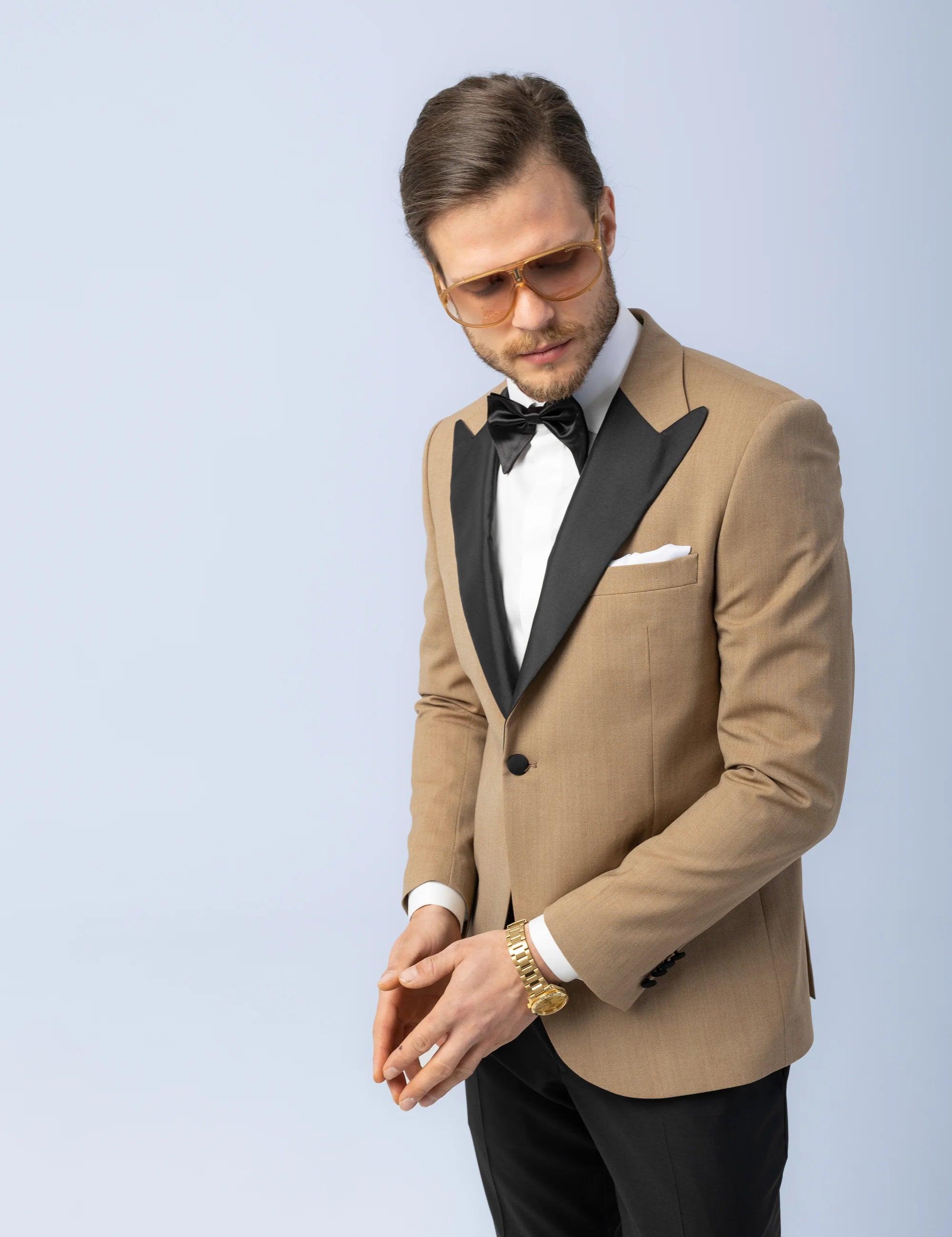 Sacou Ceremonie Camel, sacou elegant, sacou camel, sacou galben, sacou office, sacou birou, sacou eveniment, sacou botez, sacou nunta, costume barbat, costume cluj, costume targu mures, pantaloni costum, costum lejer, bernese milano, men’s club