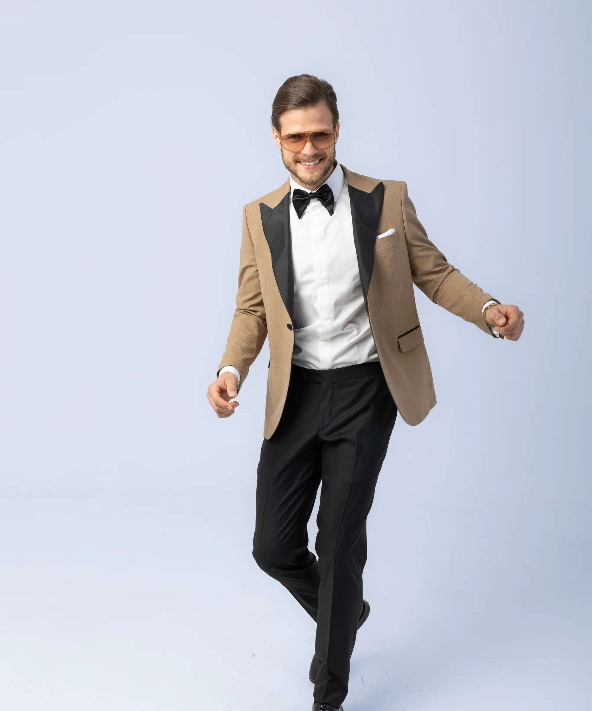 Sacou Ceremonie Camel, sacou elegant, sacou camel, sacou galben, sacou office, sacou birou, sacou eveniment, sacou botez, sacou nunta, costume barbat, costume cluj, costume targu mures, pantaloni costum, costum lejer, bernese milano, men’s club