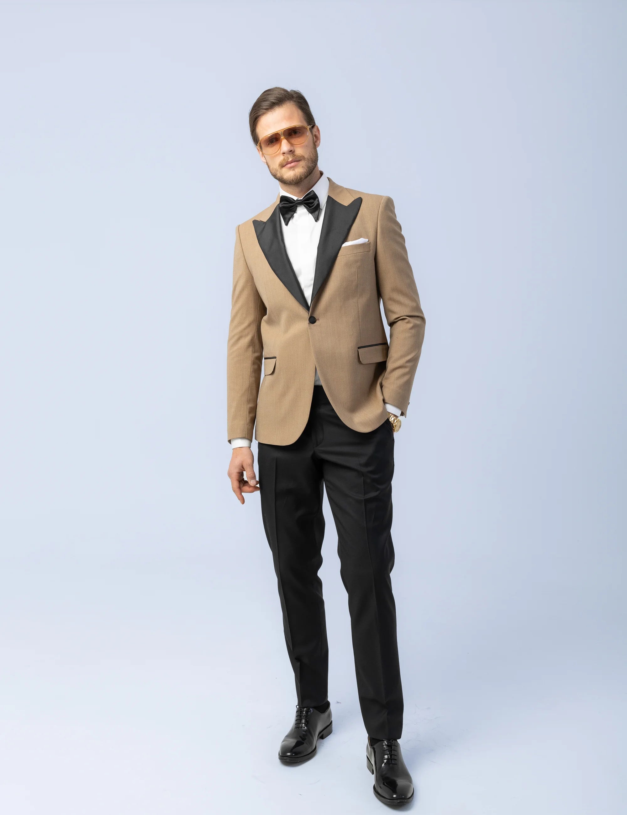 Sacou Ceremonie Camel, sacou elegant, sacou camel, sacou galben, sacou office, sacou birou, sacou eveniment, sacou botez, sacou nunta, costume barbat, costume cluj, costume targu mures, pantaloni costum, costum lejer, bernese milano, men’s club