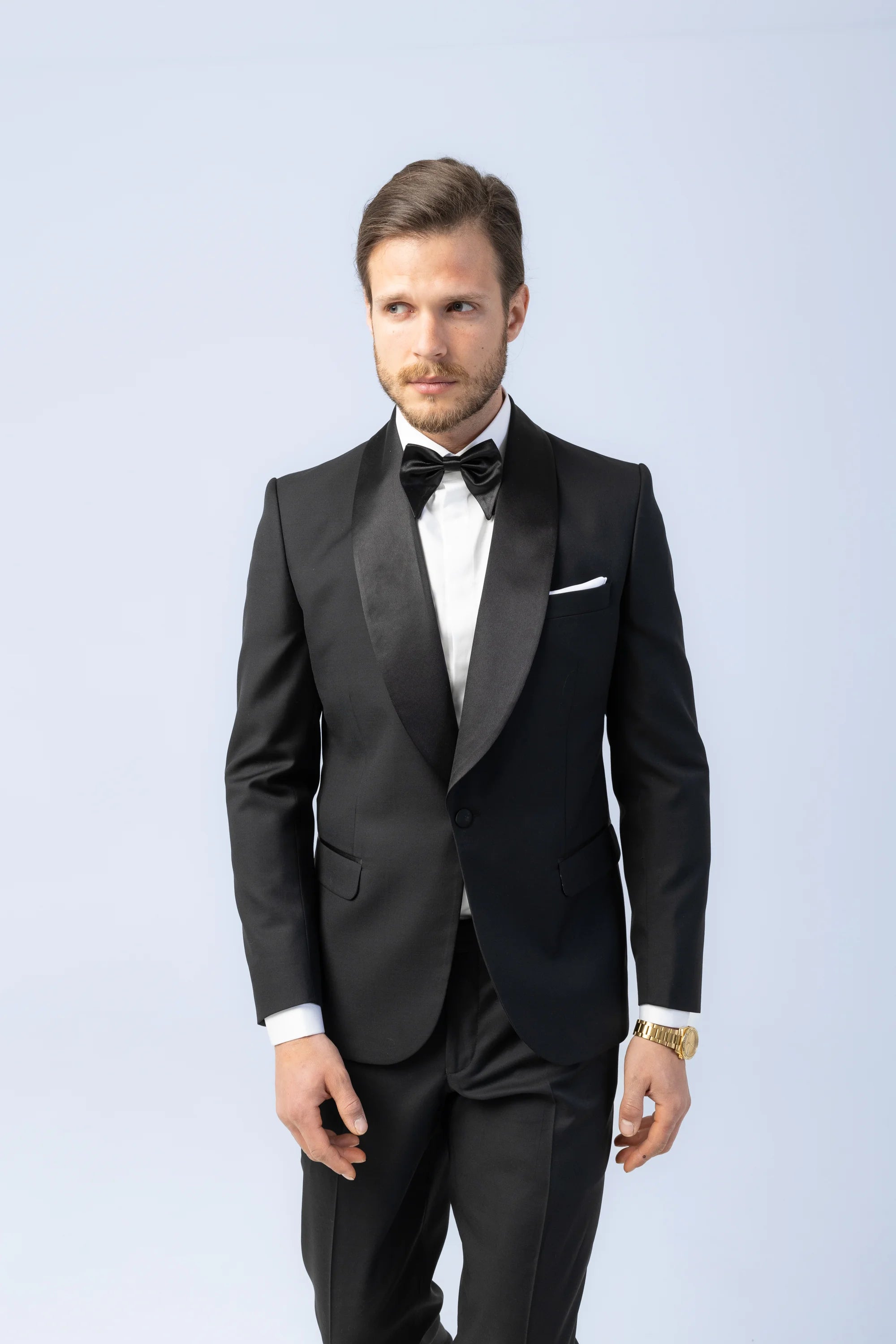 Costum Ceremonie Negru cu Guler Sal, costum negru, costum roz negru, costum negru elegant, costum fancy, costum birou, costum eveniment special, costum nunta, costum ceremonie, costum elegant, costum birou, costume barbat, costume cluj, costume targu mures, pantaloni costum, costum lejer, bernese milano, men’s club