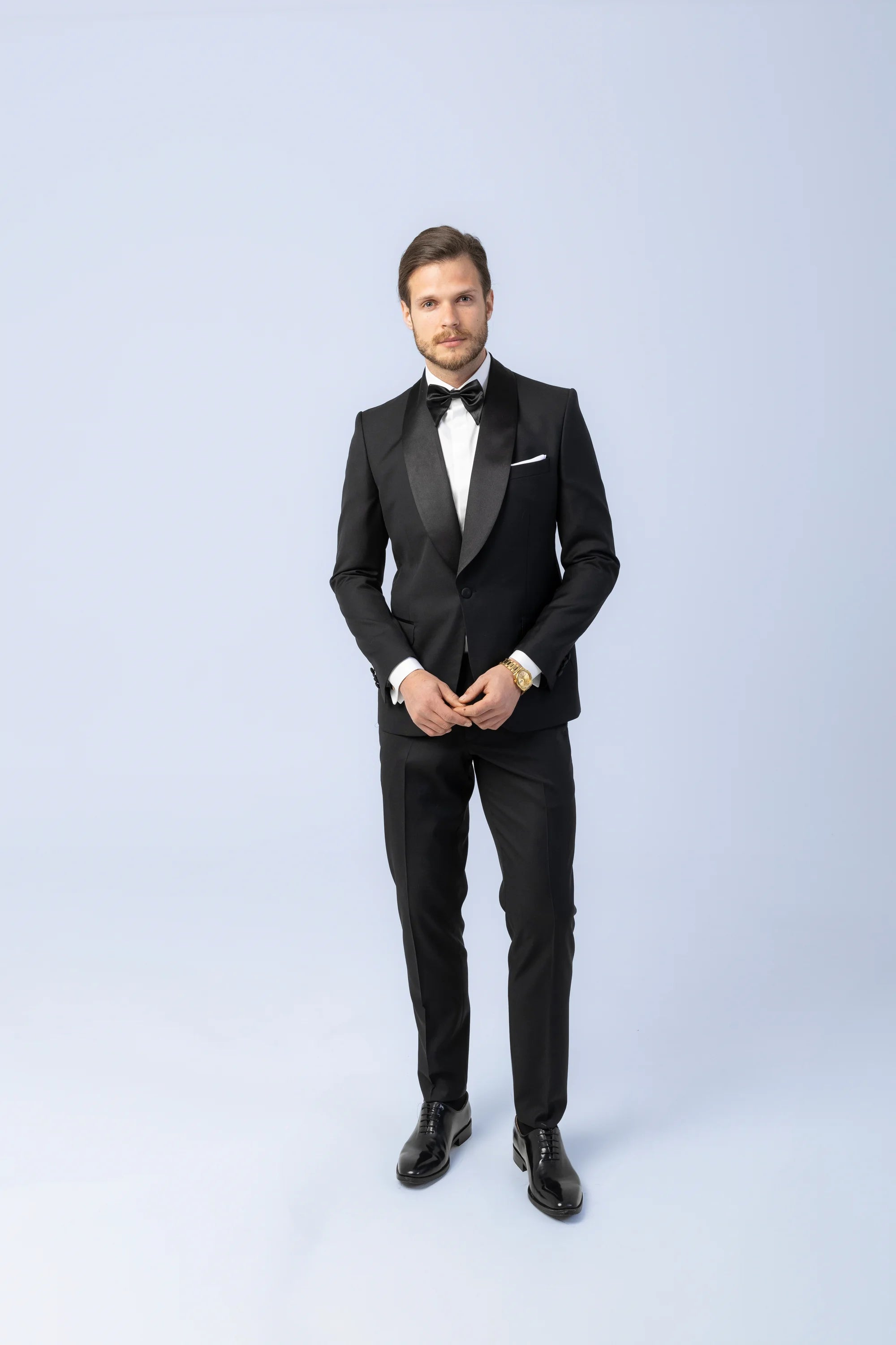 Costum Ceremonie Negru cu Guler Sal, costum negru, costum roz negru, costum negru elegant, costum fancy, costum birou, costum eveniment special, costum nunta, costum ceremonie, costum elegant, costum birou, costume barbat, costume cluj, costume targu mures, pantaloni costum, costum lejer, bernese milano, men’s club