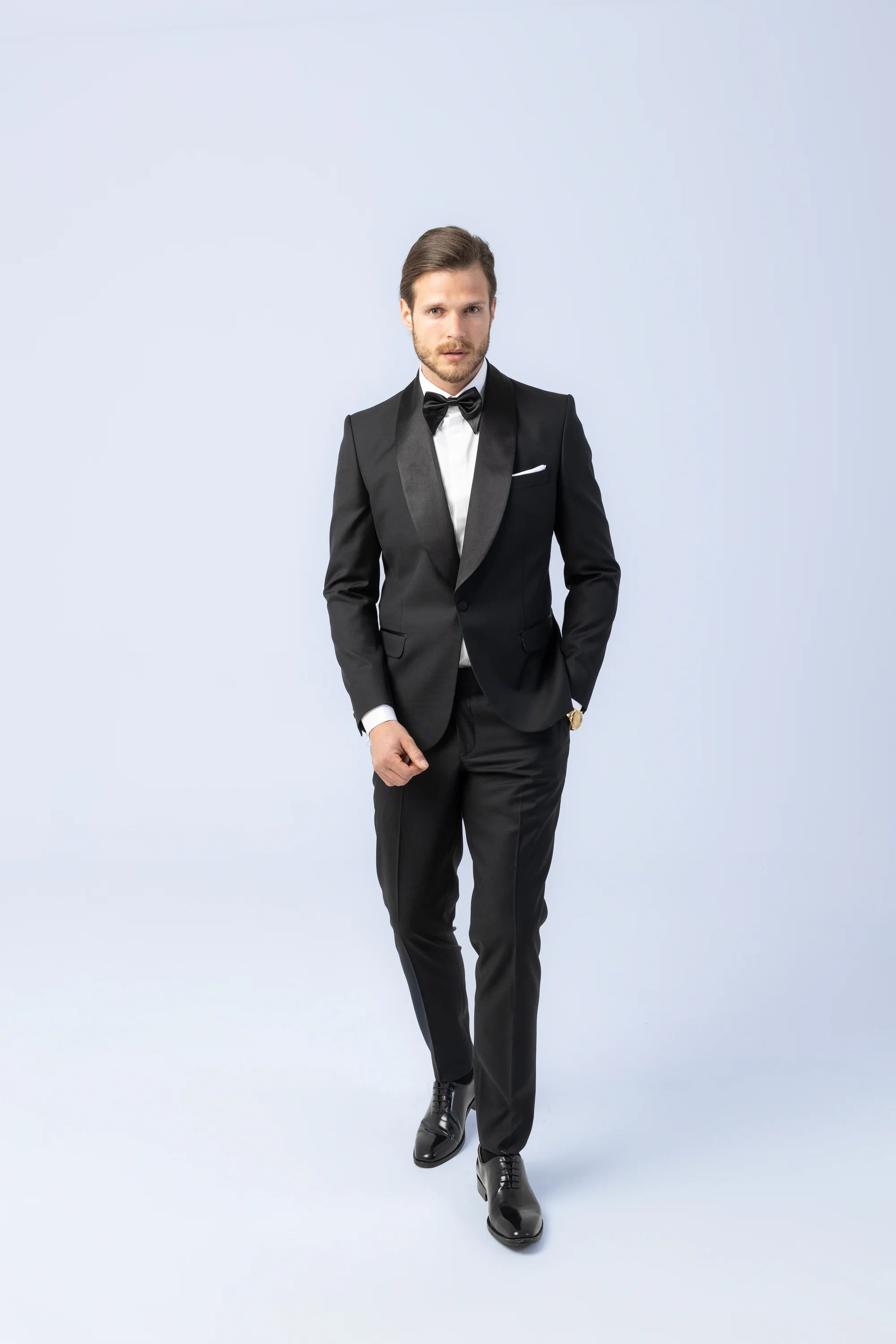 Costum Ceremonie Negru cu Guler Sal, costum negru, costum roz negru, costum negru elegant, costum fancy, costum birou, costum eveniment special, costum nunta, costum ceremonie, costum elegant, costum birou, costume barbat, costume cluj, costume targu mures, pantaloni costum, costum lejer, bernese milano, men’s club