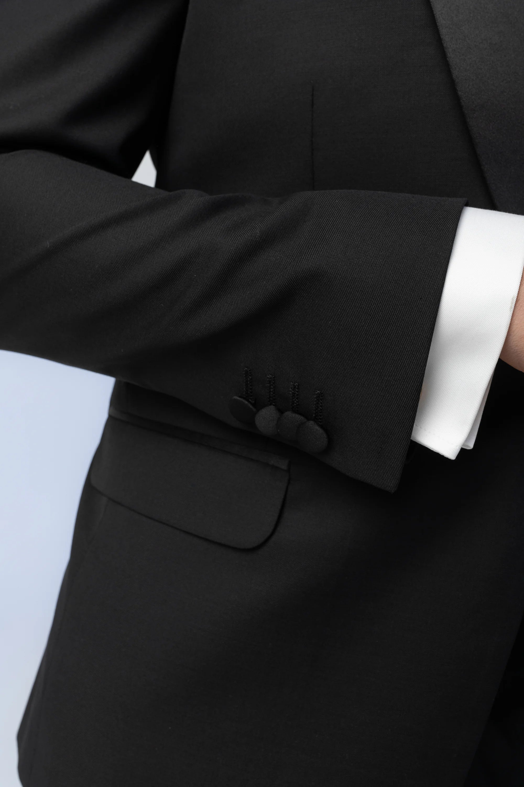 Costum Ceremonie Negru cu Guler Sal, costum negru, costum roz negru, costum negru elegant, costum fancy, costum birou, costum eveniment special, costum nunta, costum ceremonie, costum elegant, costum birou, costume barbat, costume cluj, costume targu mures, pantaloni costum, costum lejer, bernese milano, men’s club
