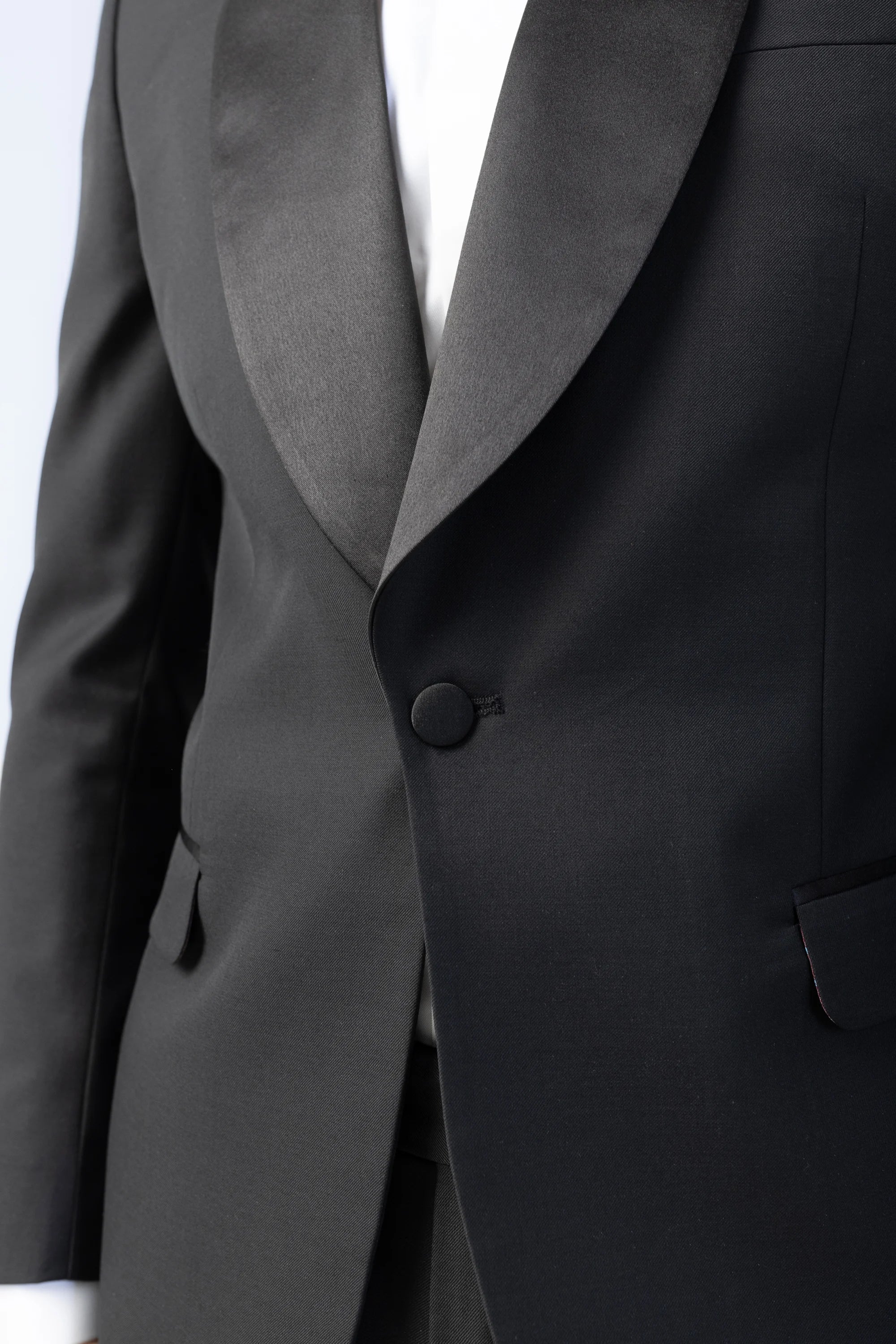 Costum Ceremonie Negru cu Guler Sal, costum negru, costum roz negru, costum negru elegant, costum fancy, costum birou, costum eveniment special, costum nunta, costum ceremonie, costum elegant, costum birou, costume barbat, costume cluj, costume targu mures, pantaloni costum, costum lejer, bernese milano, men’s club