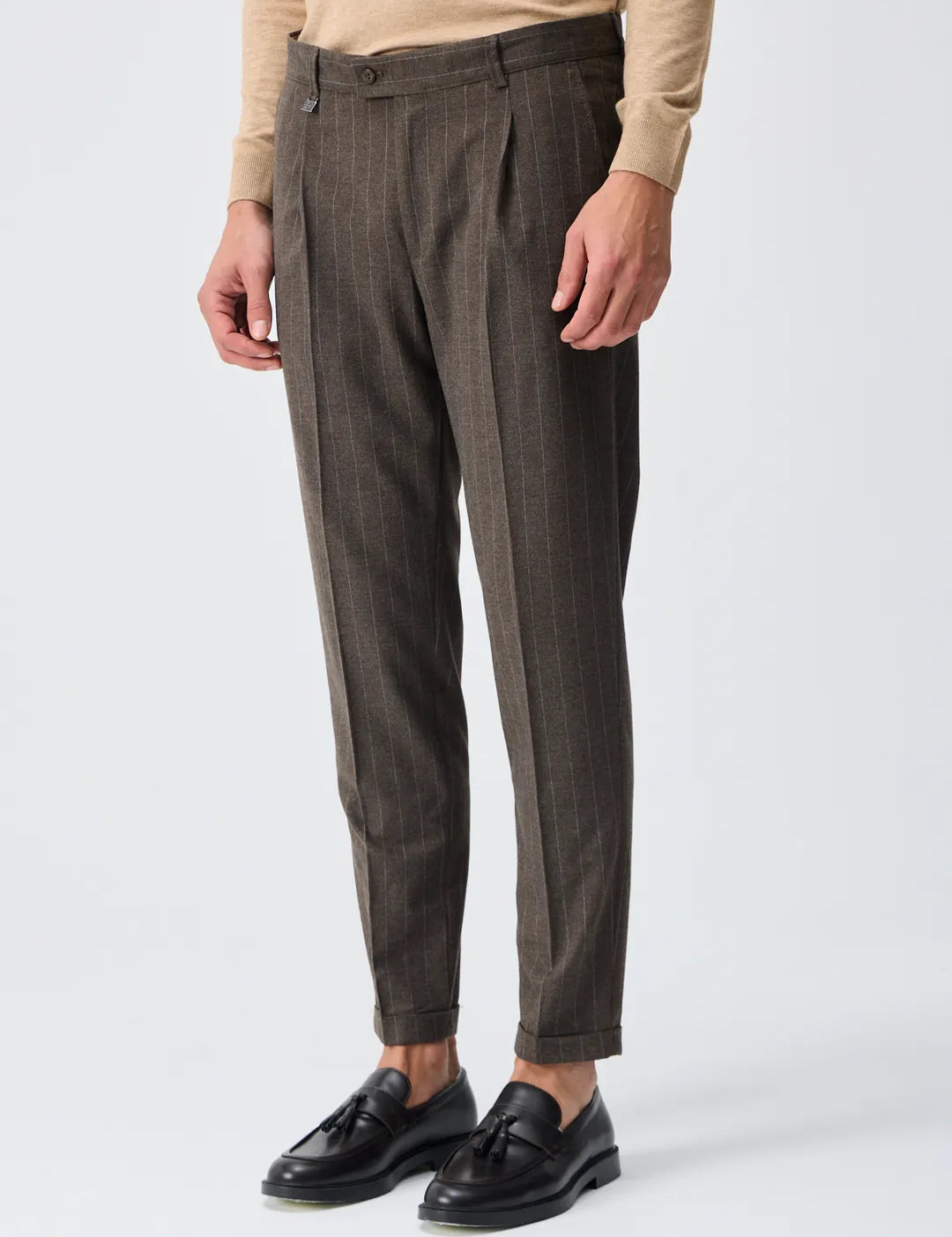 Pantaloni cu pliuri din mix de lână - maro cu dungi