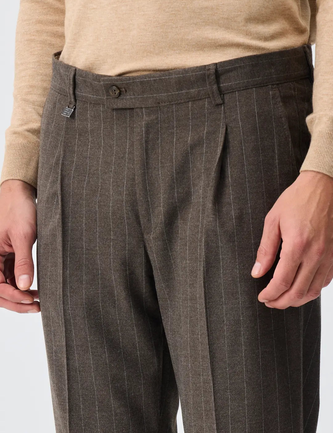 Pantaloni cu pliuri din mix de lână - maro cu dungi