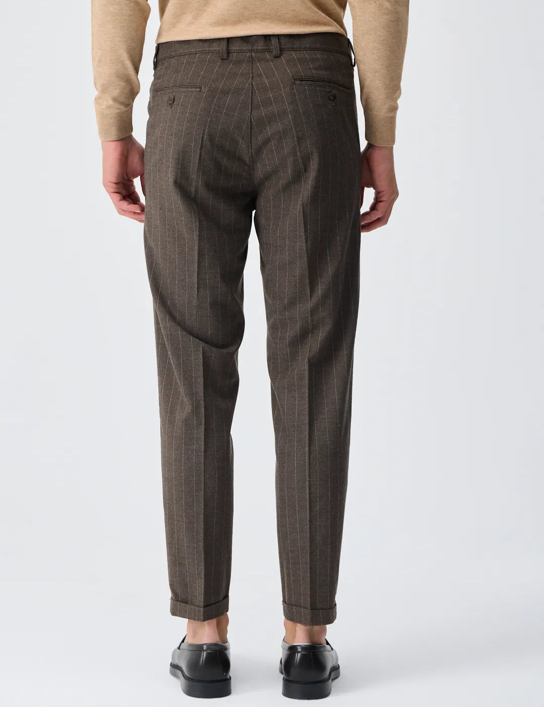 Pantaloni cu pliuri din mix de lână - maro cu dungi