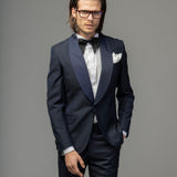 Costum bleumarin cu rever sal albastru